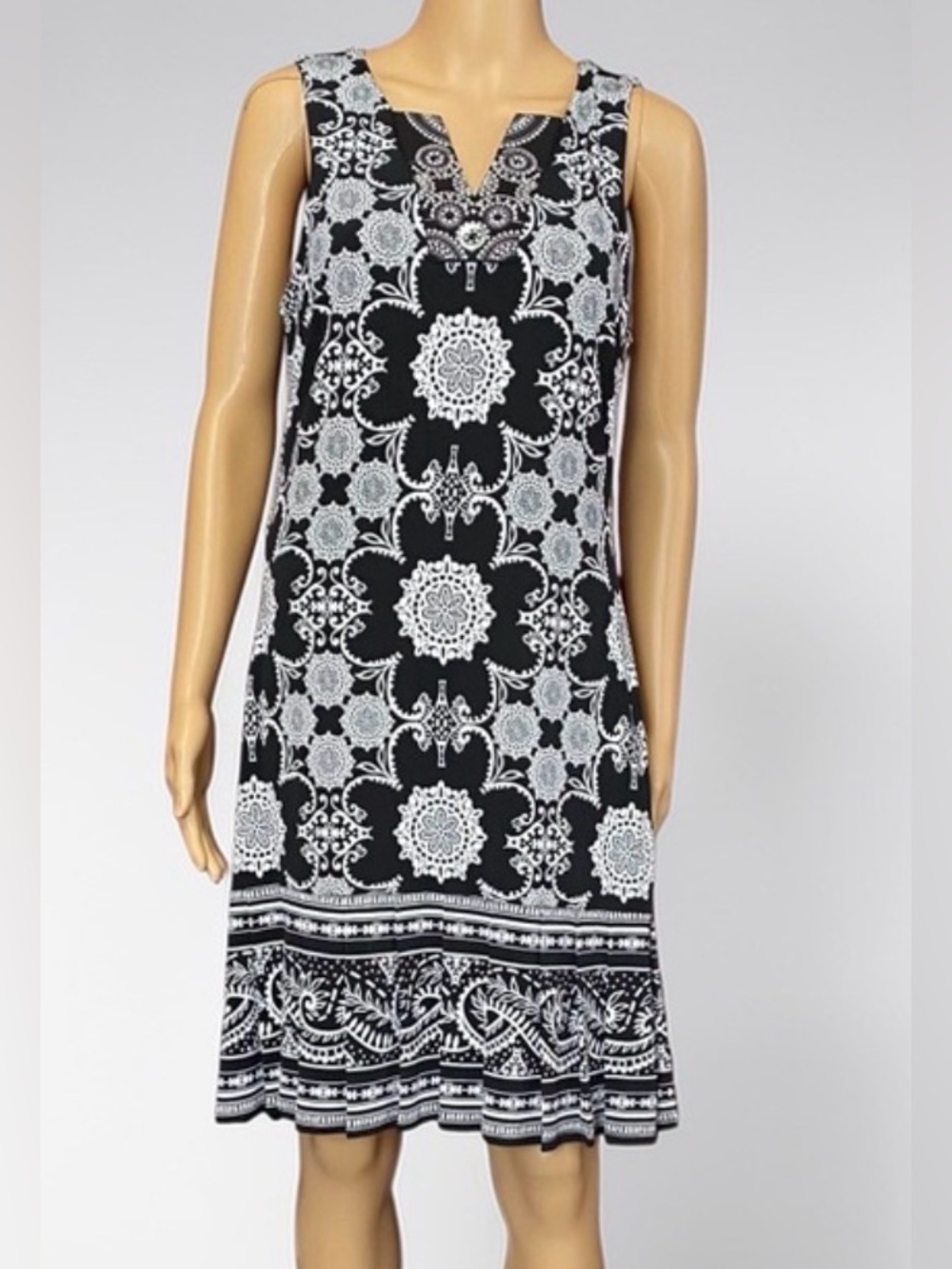 Black & White Sleeveless Shift Dress